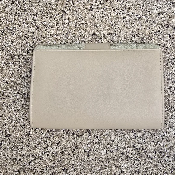 NWT Cruise Club Small Beige Clutch/Crossbody with Textured Snake Print Design - Picture 4 of 11